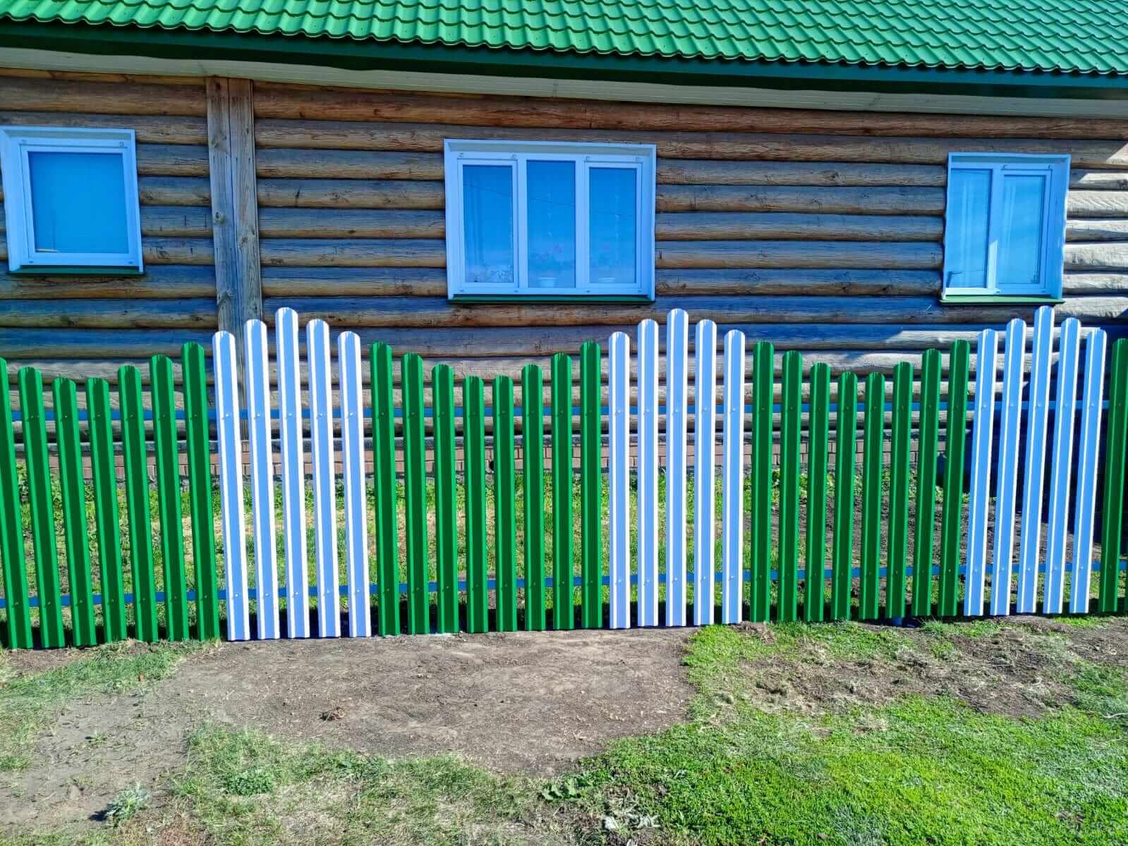 Забор из штакетника 18м в двух цветах RAL9003 Белый + RAL6029 Зеленая Мята в Орске