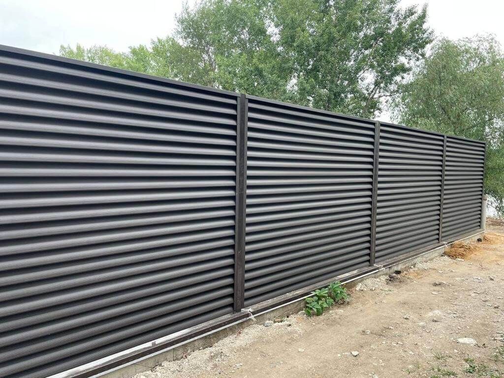 Забор-жалюзи с ламелями еврожалюзи 29м RAL8019/8019 Темный Шоколад МАТТЕ двухсторонний фото 2 в Орске