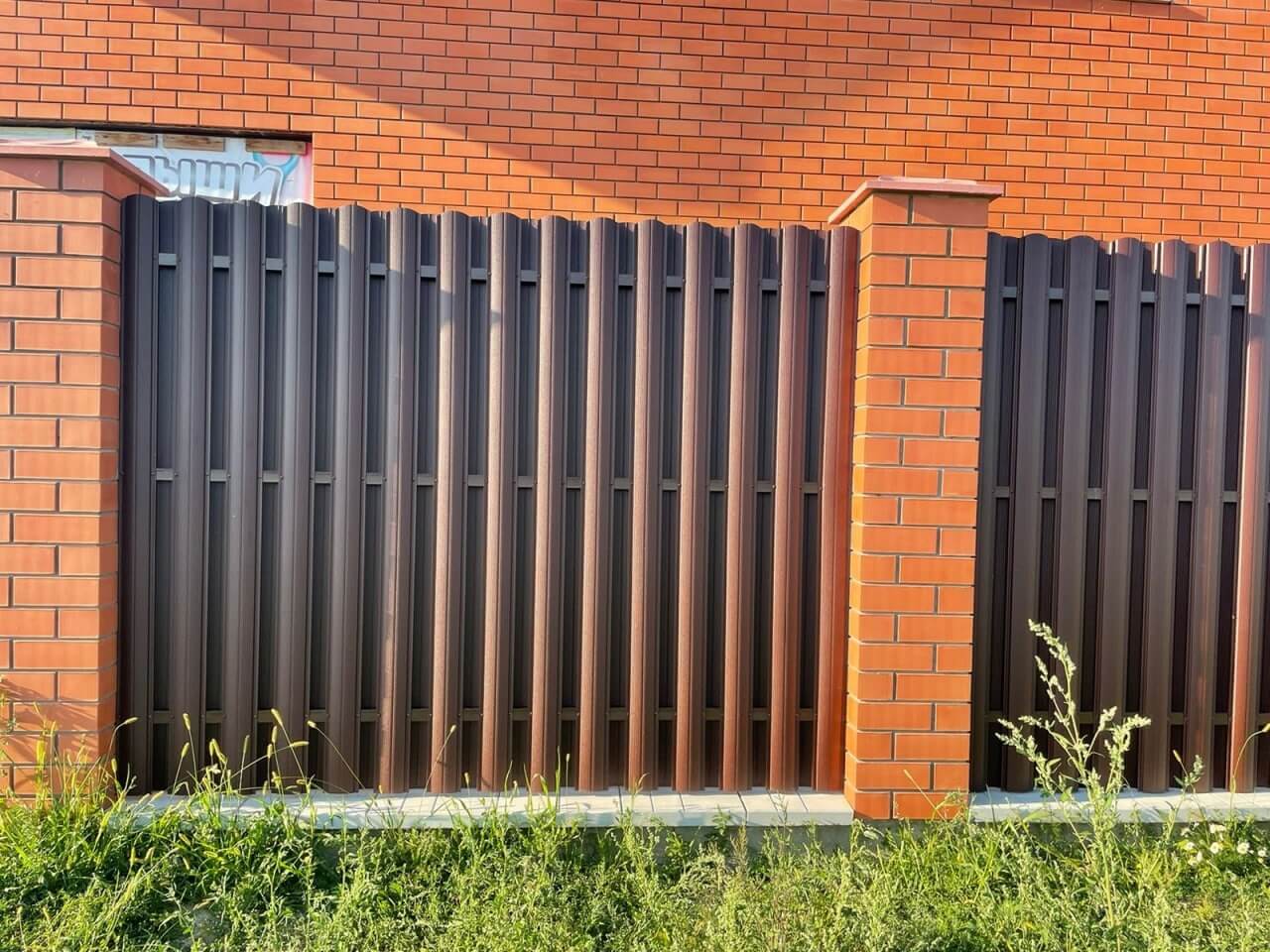 Забор из фигурного штакетника 23м RAL8017/8017 Шоколад двусторонний фото 1 в Орске