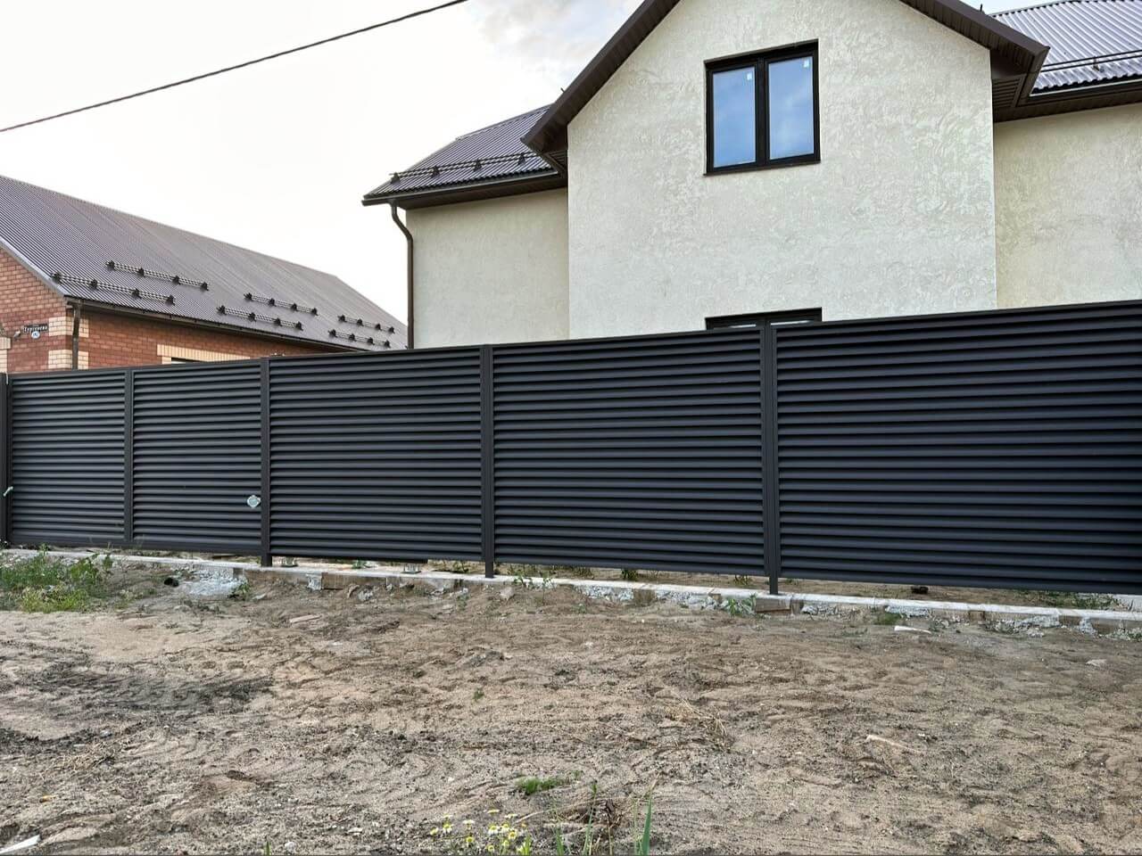 Забор с ламелями еврожалюзи 18м RAL8019/8019 Темный Шоколад МАТТЕ двусторонний фото 1 в Орске