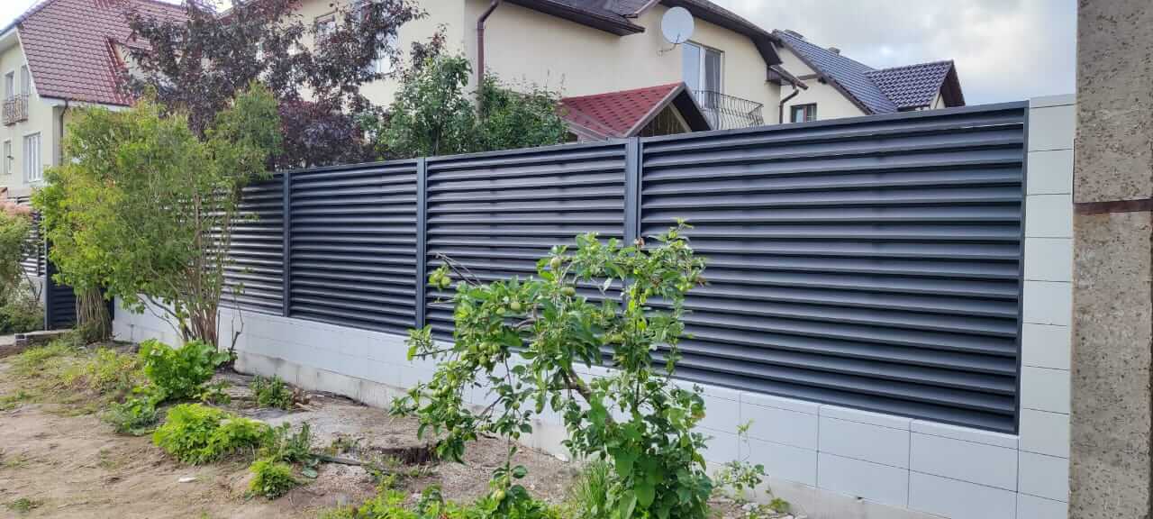 Забор-жалюзи из ламелей ЭКО-Z 17м RAL7024 Серый Графит фото 6 в Орске