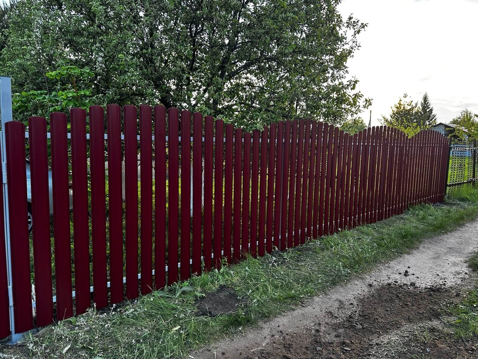 Забор из евроштакетника 28м RAL3005 Красное Вино фото 3 в Орске