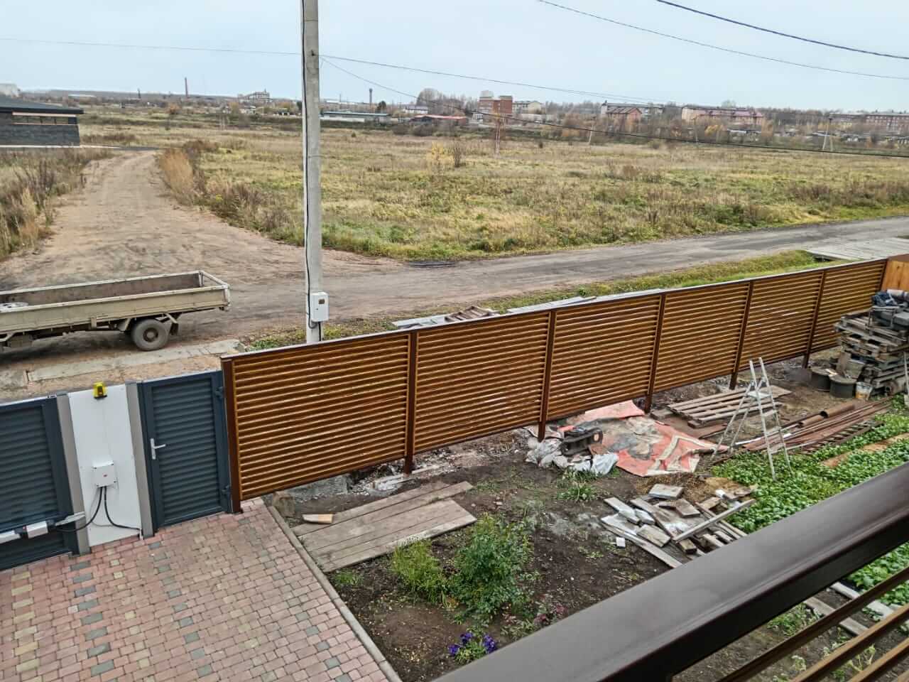 Забор-жалюзи 12м + балконное ограждение из ламелей Еврожалюзи Орех Миланский 3D Принтек фото 2 в Орске