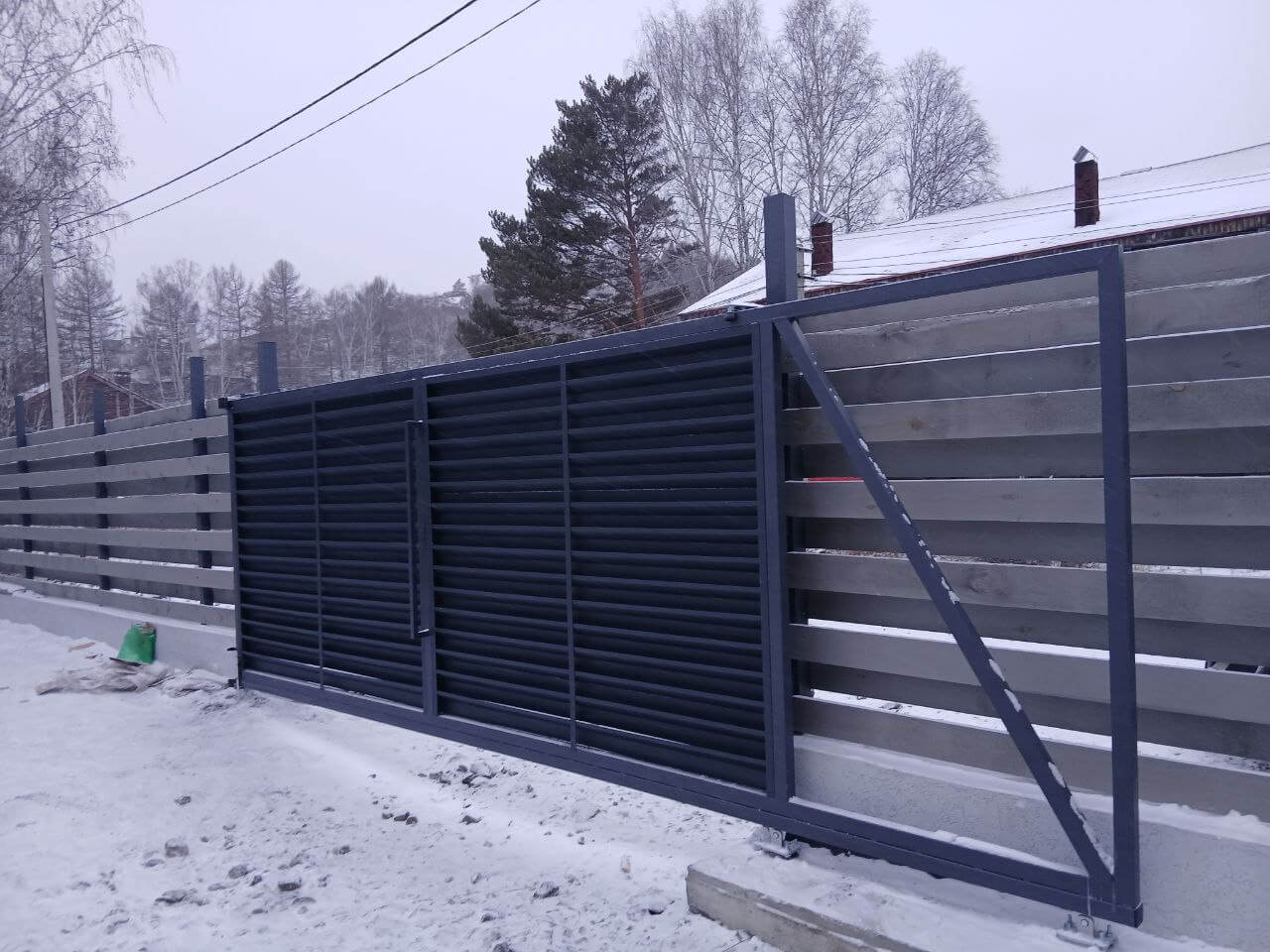 Входная группа из ламелей Хай-Тек RAL7024/7024 Серый Графит двусторонний МАТТЕ фото 4 в Орске
