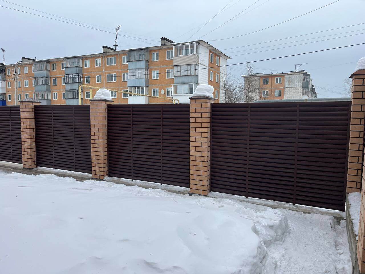 Забор-жалюзи из ламелей ЭКО-Z 87м RAL8017/8017 Шоколад двусторонний МАТТЕ фото 17 в Орске