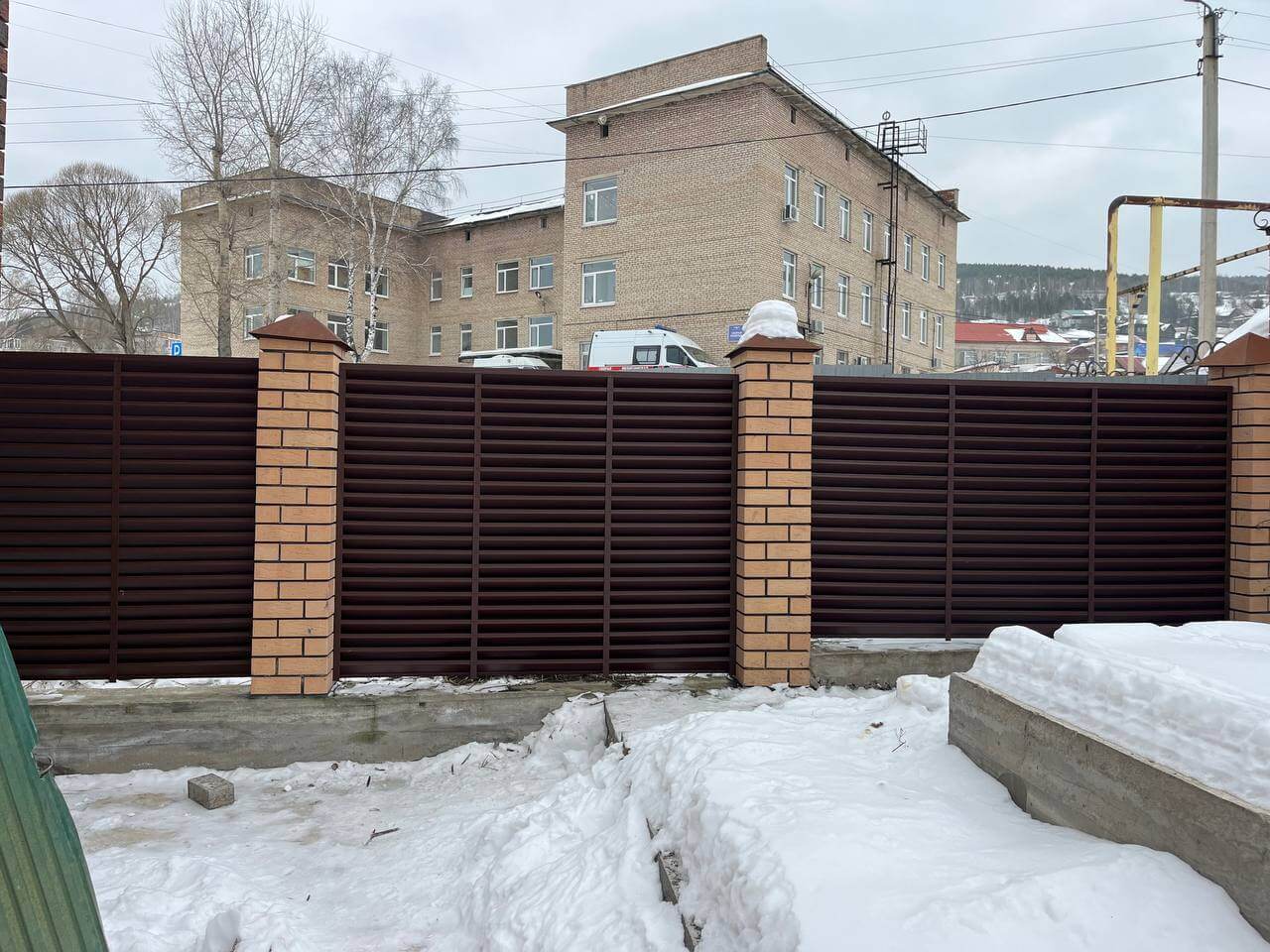 Забор-жалюзи из ламелей ЭКО-Z 87м RAL8017/8017 Шоколад двусторонний МАТТЕ фото 16 в Орске