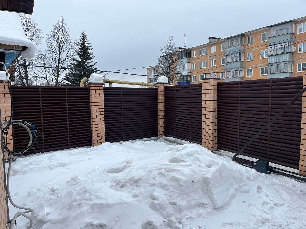Забор-жалюзи из ламелей ЭКО-Z 87м RAL8017/8017 Шоколад двусторонний МАТТЕ фото 11 в Орске
