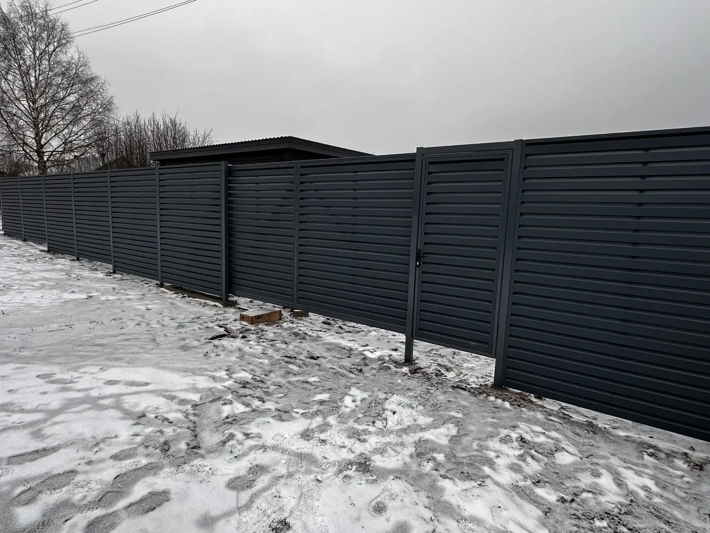 Забор-жалюзи из ламелей Хай-Тек 20м RAL7024/7024 Серый Графит двусторонний МАТТЕ фото 4 в Орске