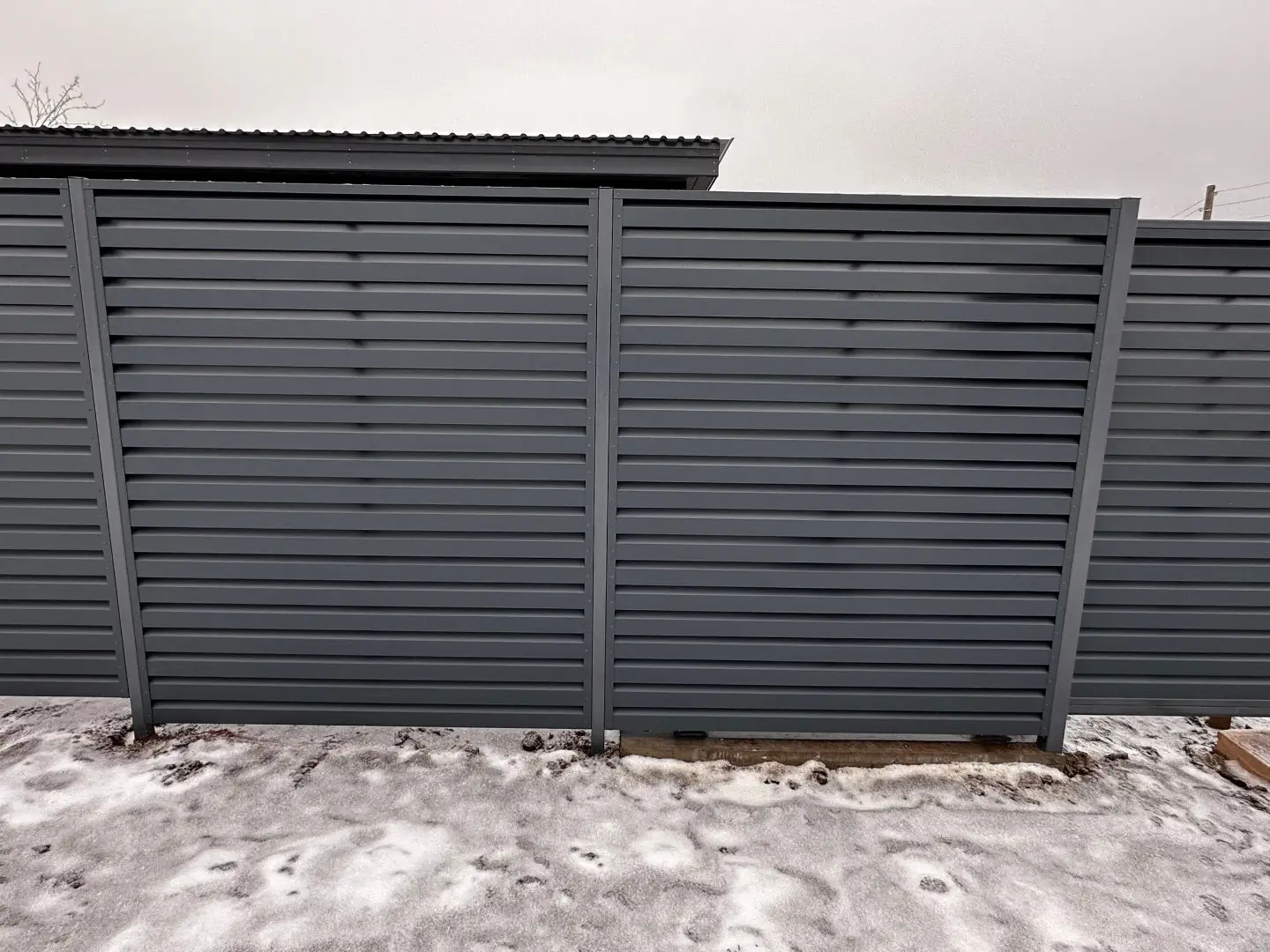 Забор-жалюзи из ламелей Хай-Тек 20м RAL7024/7024 Серый Графит двусторонний МАТТЕ фото 2 в Орске
