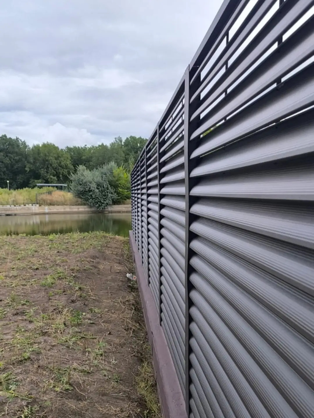 Забор-жалюзи из ламелей еврожалюзи 86м RAL8019/8019 Темный Шоколад двусторонний МАТТЕ фото 7 в Орске