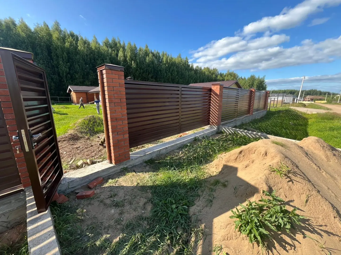 Забор-жалюзи из ламелей Хай-Тек 26м RAL8017/8017 Шоколад двусторонний фото 5 в Орске