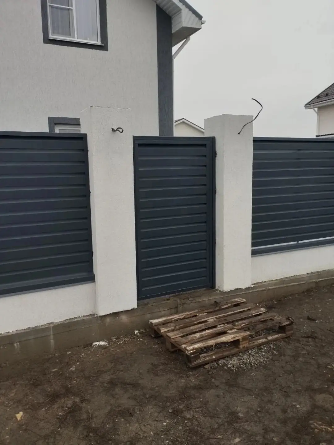 Забор-жалюзи из ламелей Хай-Тек 12м RAL7024 Серый Графит МАТТЕ фото 1 в Орске