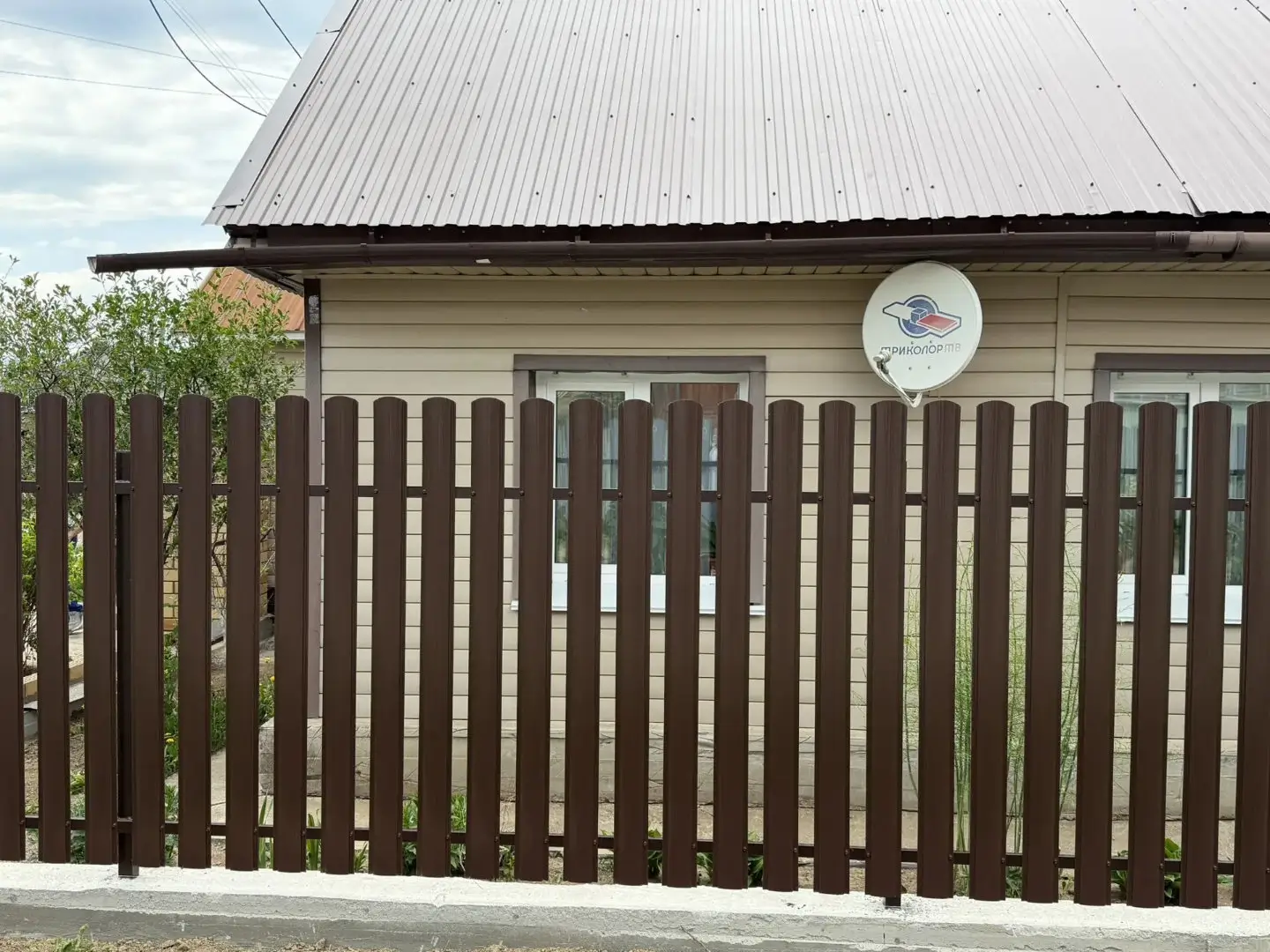 Комбинированный забор из ламелей ЭКО-Z-US и евроштакетника 18м RAL8017 Шоколад МАТТЕ, Полиэстер фото 3 в Орске