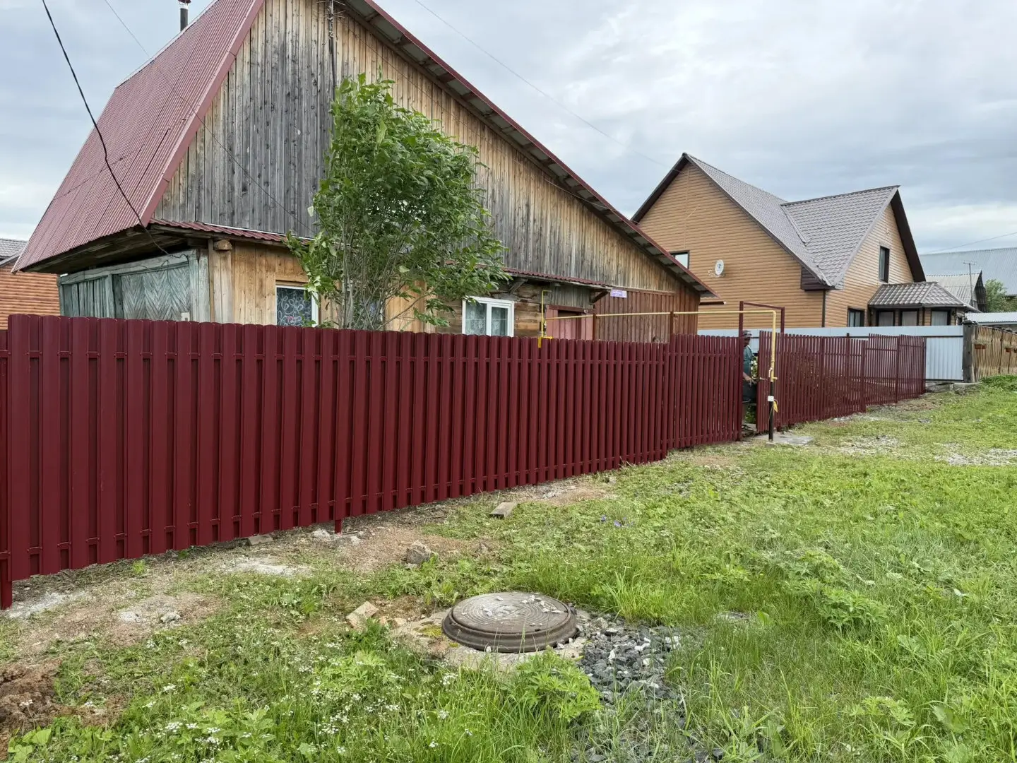 Забор из евроштакетника 24м RAL3005/3005 Красное Вино двусторонний фото 3 в Орске