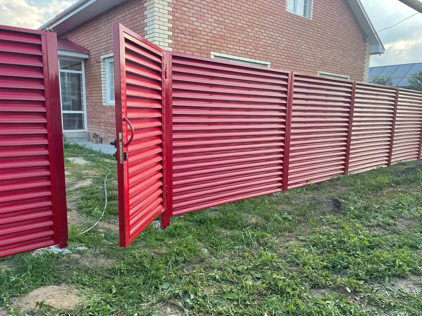 Забор-жалюзи из ламелей Еврожалюзи 24м RAL3003 Рубин фото 6 в Орске