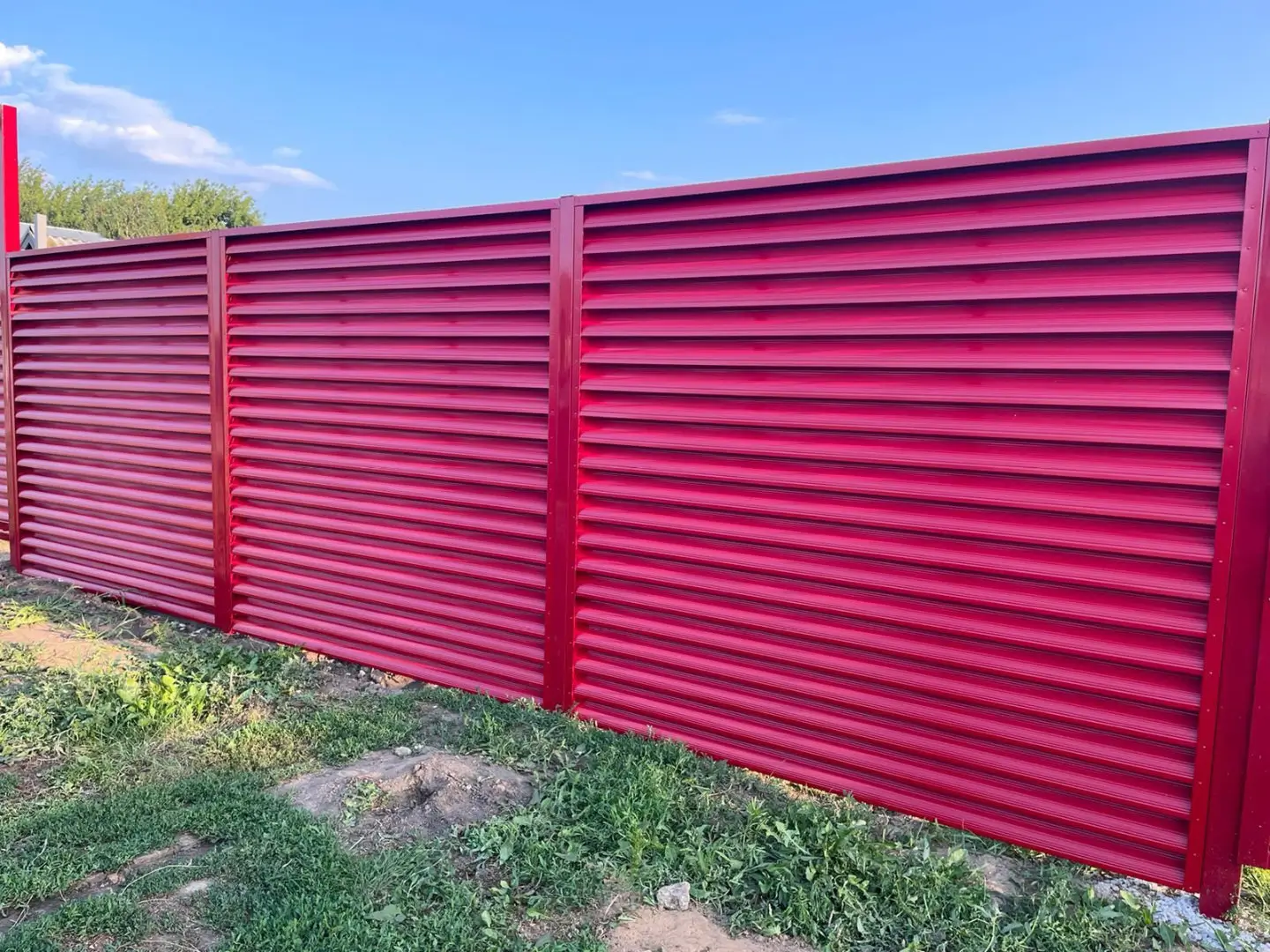 Забор-жалюзи из ламелей Еврожалюзи 24м RAL3003 Рубин фото 2 в Орске
